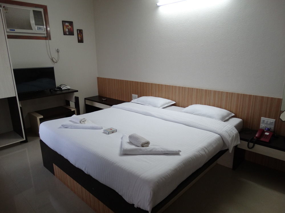 Abhishek Beach Resort And Spa Ganpatipule Extérieur photo