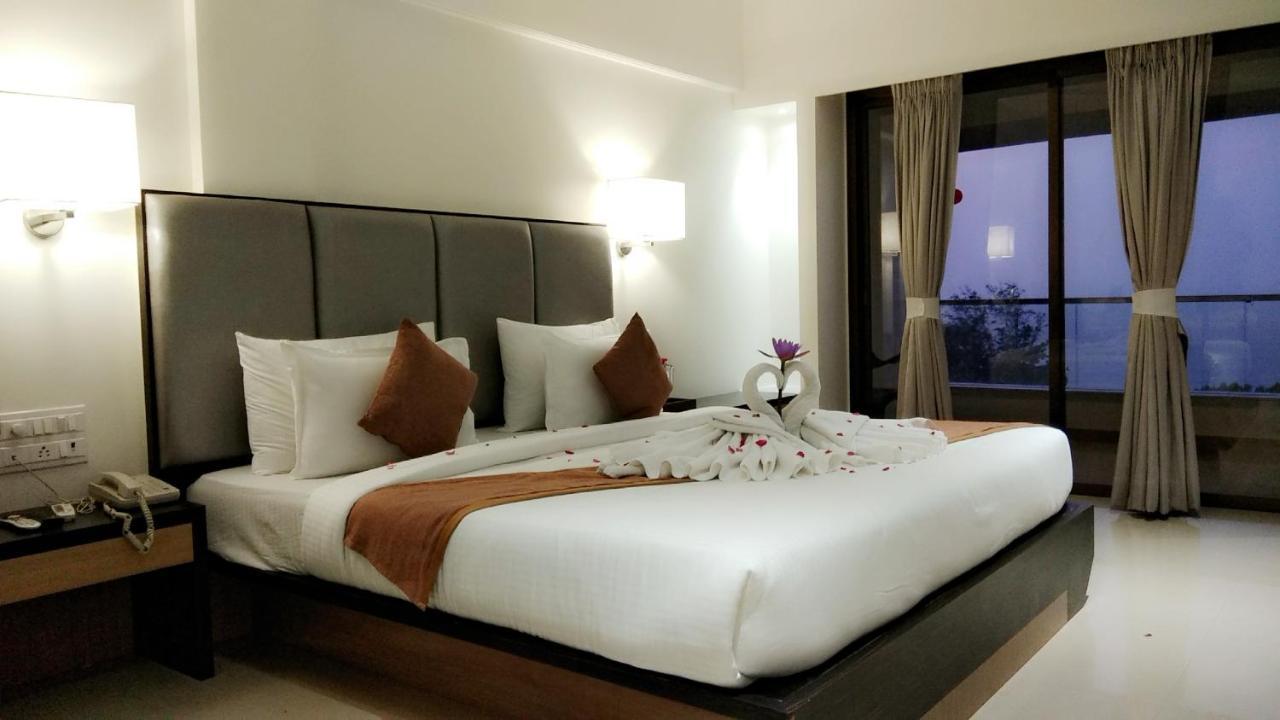 Abhishek Beach Resort And Spa Ganpatipule Extérieur photo