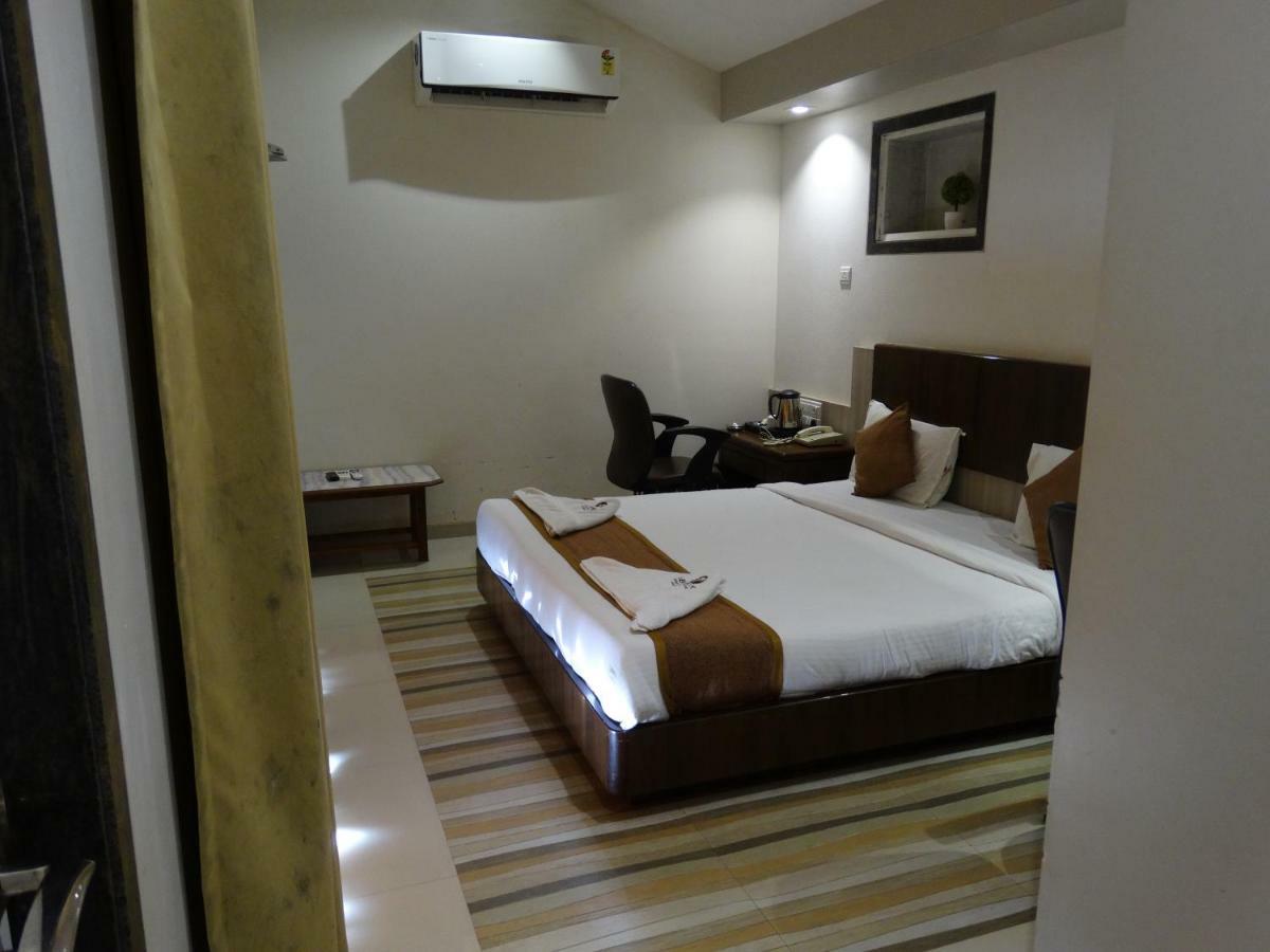 Abhishek Beach Resort And Spa Ganpatipule Extérieur photo