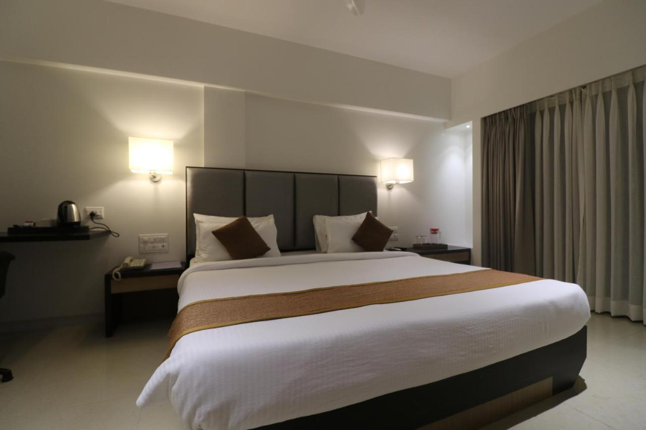 Abhishek Beach Resort And Spa Ganpatipule Extérieur photo